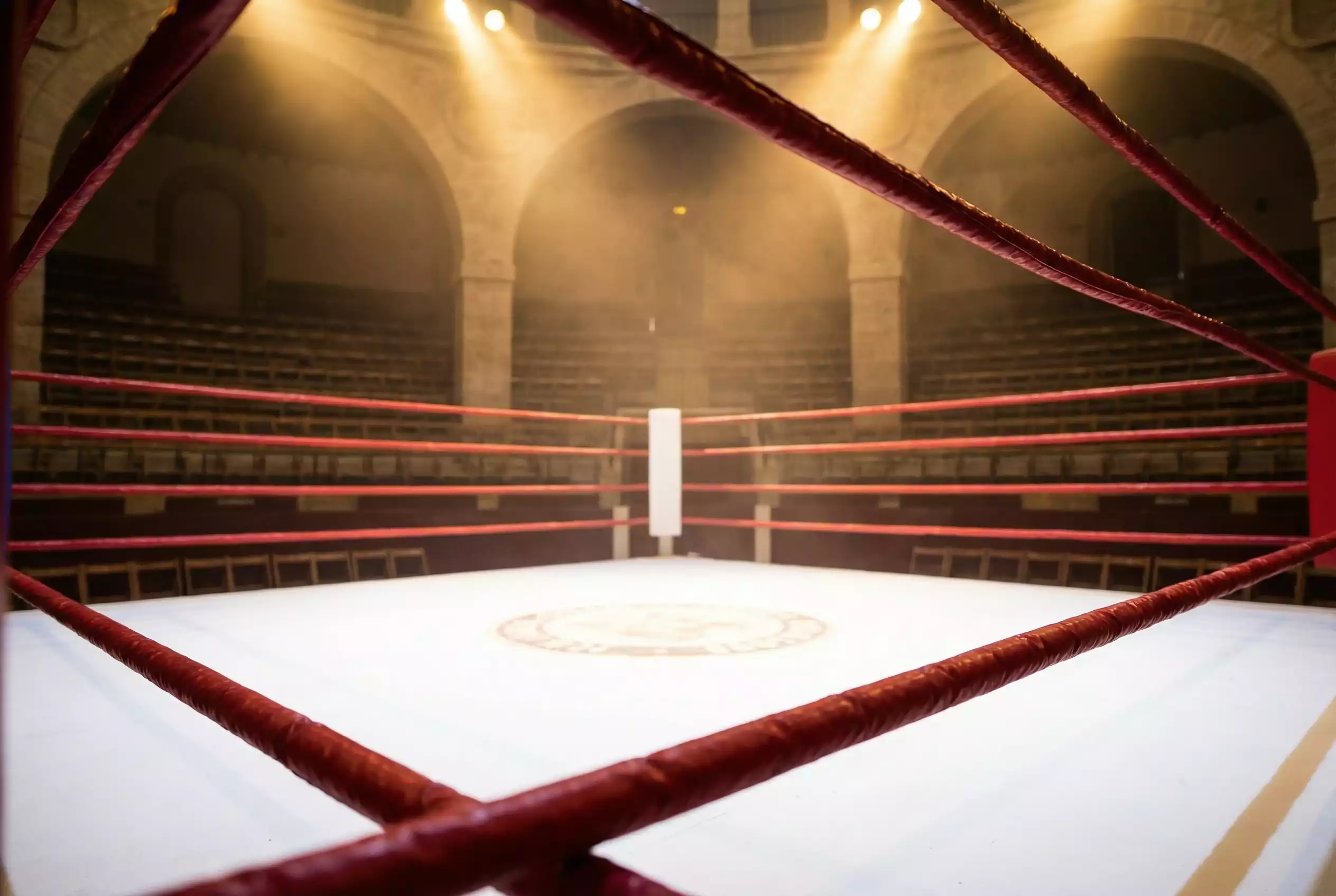 Apuestas de boxeo en España - ring de boxeo profesional iluminado