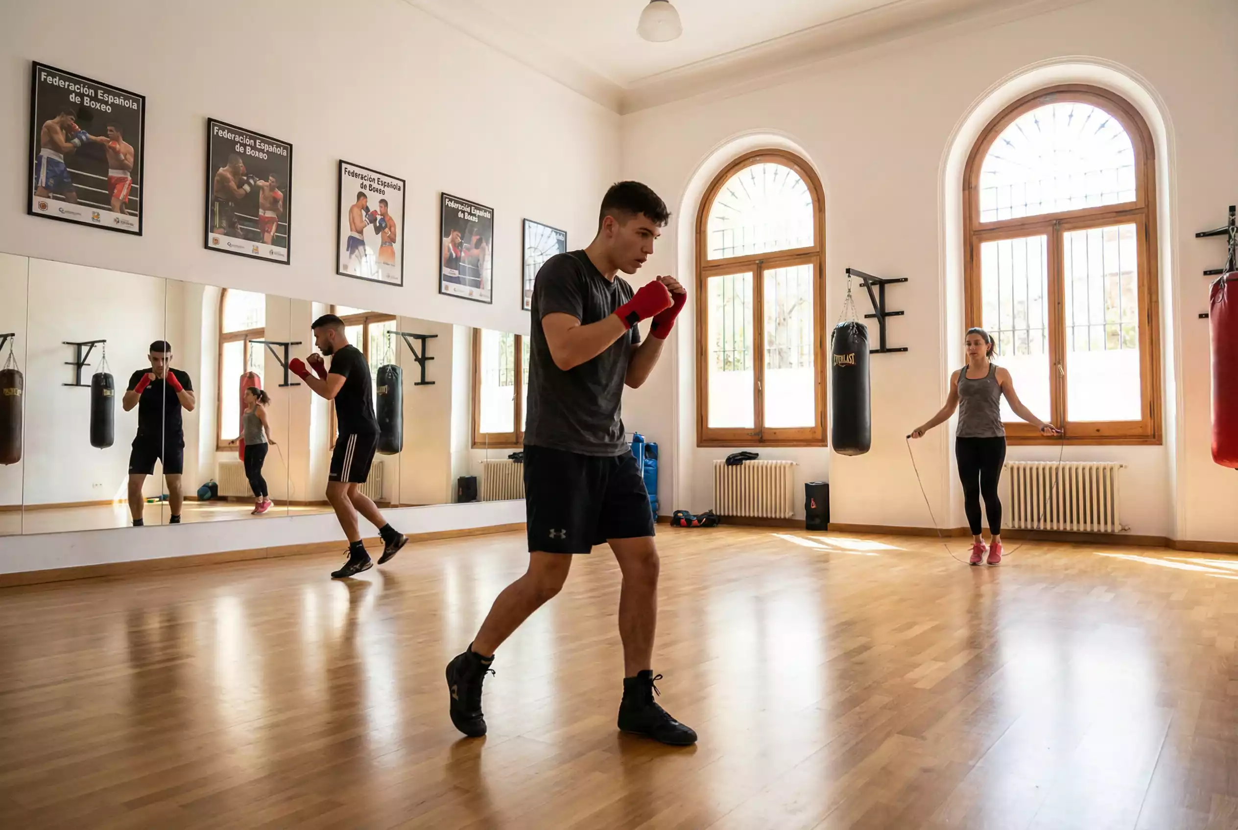 Crecimiento del boxeo en España - gimnasio de boxeo con jovenes deportistas entrenando