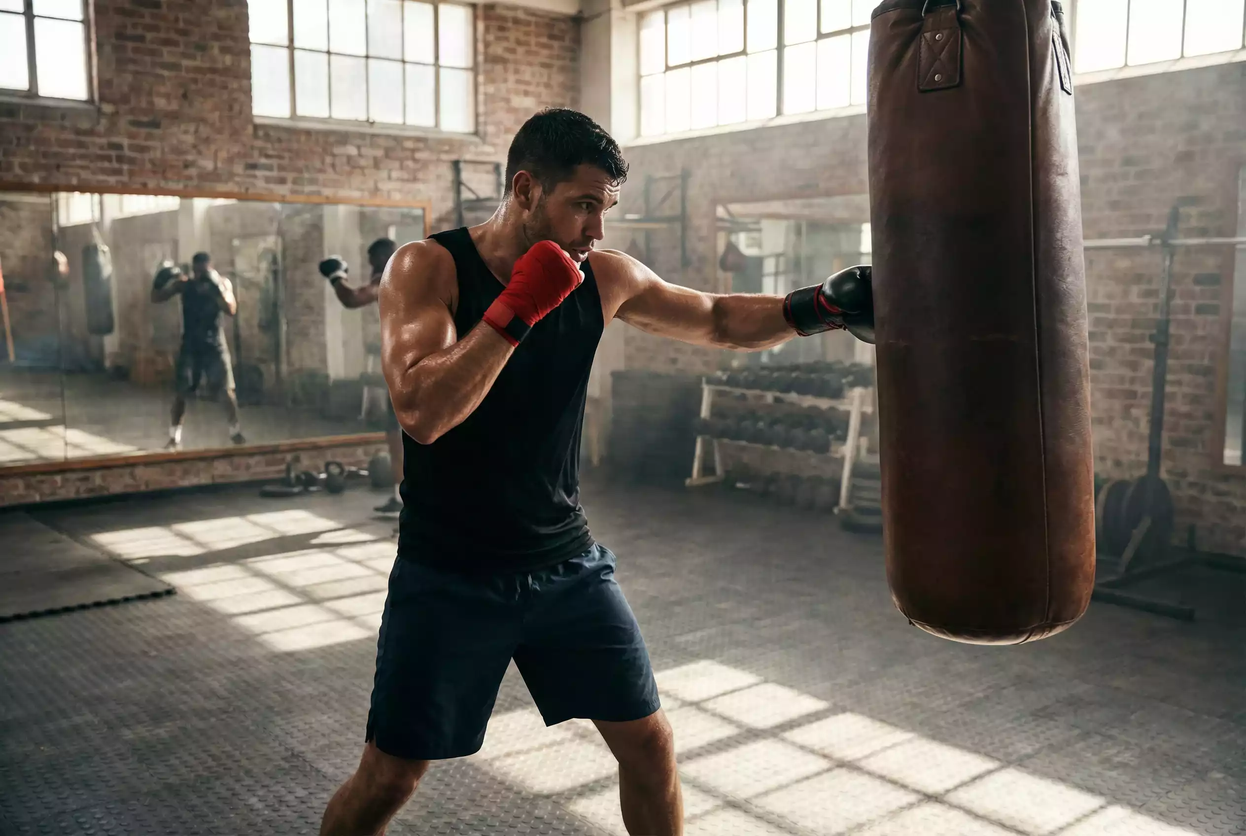 Estrategias de apuestas de boxeo - boxeador profesional entrenando para un combate